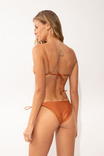 Laden Sie das Bild in den Galerie-Viewer, Model Back: Rio De Sol Bas Bottom Shimmer-Nocciola Ibiza-Comfy-Gold
