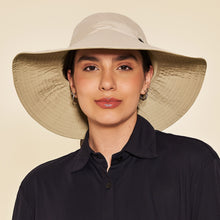Laden Sie das Bild in den Galerie-Viewer, Model Front: Uv Line Chapeau Souple/Capeline San Diego Areia Kaki Upf50+
