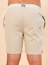 Laden Sie das Bild in den Galerie-Viewer, Model Back: Uv Line Bermuda / Short Pour Homme Shorts Acqua Boxer Areia Upf50+
