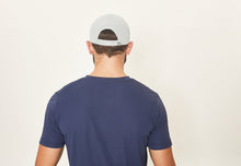 Laden Sie das Bild in den Galerie-Viewer, Model Back: Uv Line Casquette Cap Uv Pro Masc Grey Upf50+
