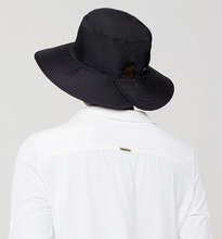 Laden Sie das Bild in den Galerie-Viewer, Model Back: Uv Line Bob Hat California Nac Fem Black Upf50+

