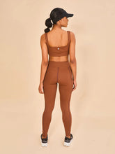 Laden Sie das Bild in den Galerie-Viewer, Model Back: Uv Line Fitness Bas Legging Fit Aspen Brown Upf50+
