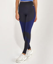 Laden Sie das Bild in den Galerie-Viewer, Model Front: Alto Giro Fitness Bas Legging Sem Costura Emana Bicolor Preto
