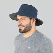 Laden Sie das Bild in den Galerie-Viewer, Model Front: Uv Line Bob Hat Australia Nac Masc Navy Blue Lead Upf50+
