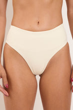 Laden Sie das Bild in den Galerie-Viewer, Gallery: Rio De Sol Bas Bottom Off-White Hotpants
