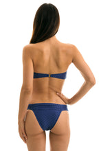 Laden Sie das Bild in den Galerie-Viewer, Model Back: Rio De Sol Bas Bottom Kiwanda Denim Band Comfort
