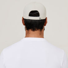 Laden Sie das Bild in den Galerie-Viewer, Model Back: Uv Line Casquette Cap Uv Pro Masc Sand Upf50+
