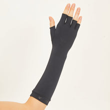 Laden Sie das Bild in den Galerie-Viewer, Model Back: Uv Line Gants Long Gloves Uni Black Upf50+
