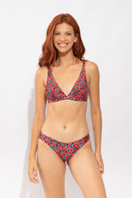 Laden Sie das Bild in den Galerie-Viewer, Model Front: Rio De Sol Bas Bottom Coral-Feline Essential-Comfy
