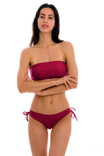 Laden Sie das Bild in den Galerie-Viewer, Model Front: Rio De Sol Ensemble Set Uv-Desejo Bandeau-Reto Madrid
