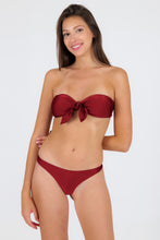 Laden Sie das Bild in den Galerie-Viewer, Model Front: Rio De Sol Bas Bottom Shimmer-Divino Nice-Fio
