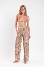 Laden Sie das Bild in den Galerie-Viewer, Model Front: Rio De Sol Pantalon De Plage Leopard Wide Pants
