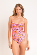 Laden Sie das Bild in den Galerie-Viewer, Model Front: Rio De Sol Une Pièce Sweet-Camo Julia
