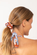 Laden Sie das Bild in den Galerie-Viewer, Model Front: Rio De Sol Chouchou Olyra Scrunchie
