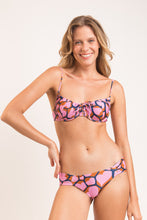 Laden Sie das Bild in den Galerie-Viewer, Model Front: Rio De Sol Haut Top Amore-Pink Balconet-Tie
