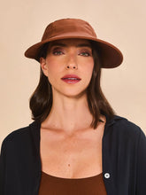 Laden Sie das Bild in den Galerie-Viewer, Model Front: Uv Line Casquette Visor Capri Colors Nac Fem Coniac Upf50+
