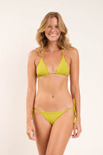 Laden Sie das Bild in den Galerie-Viewer, Model Front: Rio De Sol Ensemble Set Fluity-Abacateiro Tri-Inv Lacinho
