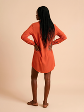 Laden Sie das Bild in den Galerie-Viewer, Model Back: Uv Line Chemise Shirtdress Copenhagen Pitanga Upf50+
