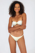 Laden Sie das Bild in den Galerie-Viewer, Model Front: Rio De Sol Haut Top Off-White Twist
