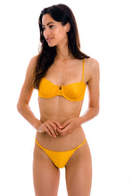 Laden Sie das Bild in den Galerie-Viewer, Model Front: Rio De Sol Haut Top Eden-Pequi Balconet

