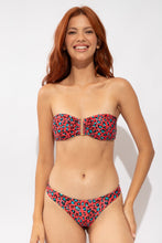 Laden Sie das Bild in den Galerie-Viewer, Model Front: Rio De Sol Bas Bottom Coral-Feline Nice
