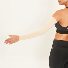 Laden Sie das Bild in den Galerie-Viewer, Model Back: Uv Line Gants Long Sleeve Beige Upf50+
