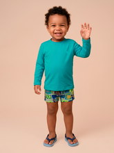 Laden Sie das Bild in den Galerie-Viewer, Model Front: Uv Line T-Shirt Longsleeve Baby Green Sea Upf50+

