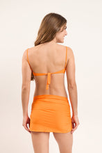 Laden Sie das Bild in den Galerie-Viewer, Model Back: Rio De Sol Jupe De Page Bio-Laranjada Skirt Knot
