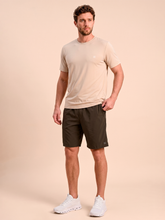 Laden Sie das Bild in den Galerie-Viewer, Model Front: Uv Line Bermuda / Short Pour Homme Shorts New Fit Masc Brown Upf50+

