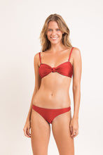 Laden Sie das Bild in den Galerie-Viewer, Model Front: Rio De Sol Ensemble Set Shimmer-Liquor Bandeau-Joy Essential
