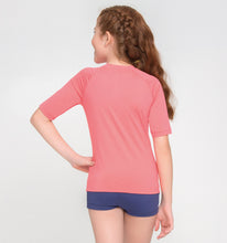 Laden Sie das Bild in den Galerie-Viewer, Model Back: Uv Line T-Shirt T-Shirt Uvpro Kids Coral Upf50+
