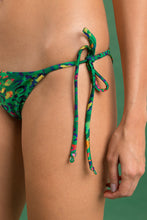 Laden Sie das Bild in den Galerie-Viewer, Image 08: Rio De Sol Ensemble Set Wilds Tri-Fixo Cheeky-Tie
