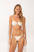 Laden Sie das Bild in den Galerie-Viewer, Model Front: Rio De Sol Bas Bottom Malibu-Natural Cheeky-Tie

