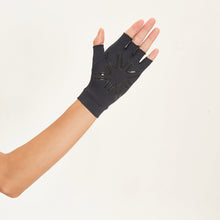 Laden Sie das Bild in den Galerie-Viewer, Model Back: Uv Line Gants Short Gloves Uni Black Upf50+
