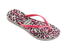 Laden Sie das Bild in den Galerie-Viewer, Model Front: Havaianas Tongs Slim Animals White/Rose
