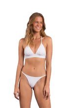 Laden Sie das Bild in den Galerie-Viewer, Model Front: Rio De Sol Bas Bottom Bora-White Cheeky-Fixa
