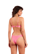 Laden Sie das Bild in den Galerie-Viewer, Model Back: Rio De Sol Haut Top Shimmer-Confetti Bandeau-Joy
