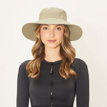 Laden Sie das Bild in den Galerie-Viewer, Model Front: Uv Line Chapeau Souple/Capeline Hat Lyon Nac L Fem Kaki Upf50+
