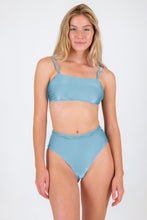 Laden Sie das Bild in den Galerie-Viewer, Model Front: Rio De Sol Ensemble Set Mirante Bandeau-Reto Hotpants
