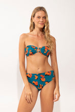 Laden Sie das Bild in den Galerie-Viewer, Model Front: Rio De Sol Bas Bottom Luma Amy
