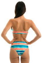 Laden Sie das Bild in den Galerie-Viewer, Model Back: Rio De Sol Bas Bottom Upbeat Reto Hotpant
