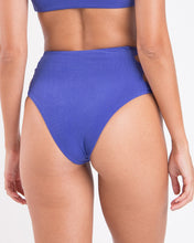 Laden Sie das Bild in den Galerie-Viewer, Image 05: Rio De Sol Bas Bottom Malibu-Indigo Highwaist-Spin
