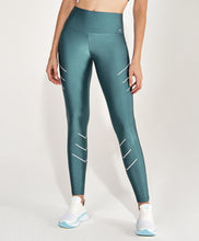 Laden Sie das Bild in den Galerie-Viewer, Model Front: Alto Giro Fitness Bas Legging Atlanta Fitas Refletivas Verde Strong
