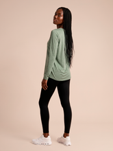 Laden Sie das Bild in den Galerie-Viewer, Model Back: Uv Line T-Shirt Longsleeve Fem New Fit Mix Grey Upf50+
