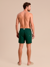 Laden Sie das Bild in den Galerie-Viewer, Model Back: Uv Line Bermuda / Short Pour Homme Shorts Acqua Boxer Military Green Upf50+
