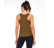 Laden Sie das Bild in den Galerie-Viewer, Model Back: Alto Giro Fitness Haut Regata Skin Fit Inspiracional Verde Olive
