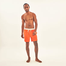 Laden Sie das Bild in den Galerie-Viewer, Model Front: Uv Line Bermuda / Short Pour Homme Shorts Boxer Orange Upf50+
