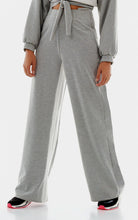 Laden Sie das Bild in den Galerie-Viewer, Model Front: Alto Giro Fitness Bas Calca Bicolore Pantalona Cinza
