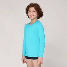 Laden Sie das Bild in den Galerie-Viewer, Model Front: Uv Line T-Shirt Camiseta Kids Uvpro Ml Azul Piscina Upf50+
