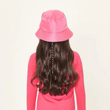 Laden Sie das Bild in den Galerie-Viewer, Model Back: Uv Line Bob Basic Kids Pink Rosa Upf50+
